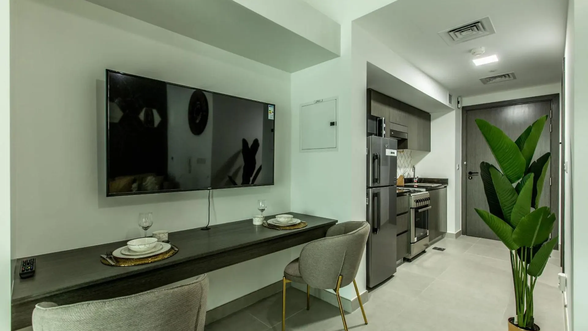 Pvh - Homely Studio Near Miracle Garden Dubai United Arab Emirates